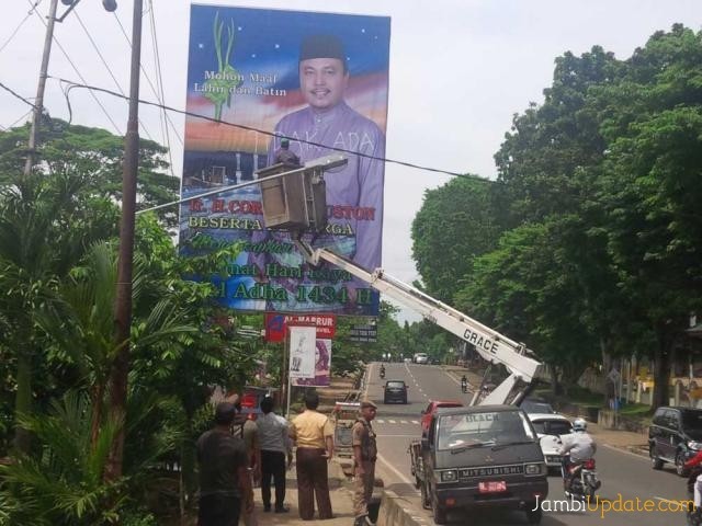 Penertiban reklame di Kota Jambi beberapa waktu lalu. DOK/JE